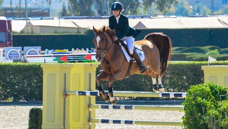 La Infanta Elena saltando con su caballo en el Real Club Pineda de Sevilla