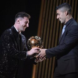 Leo Messi recibiendo su Balón de Oro 2021 por Luis Suárez