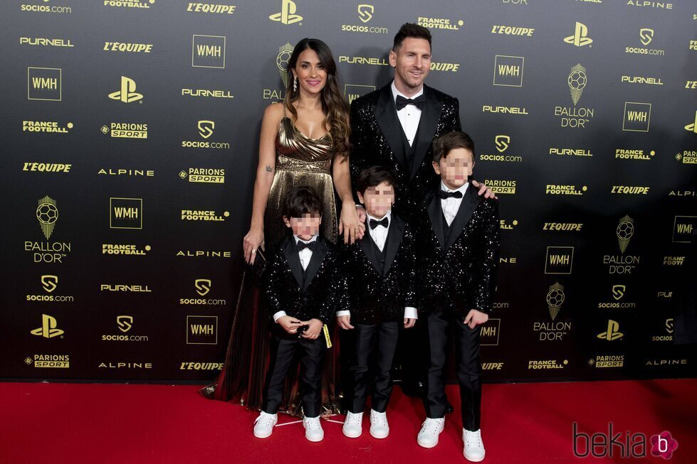 Leo Messi con Antonella Roccuzzo y sus hijos en la recogida de su Balón de Oro 2021