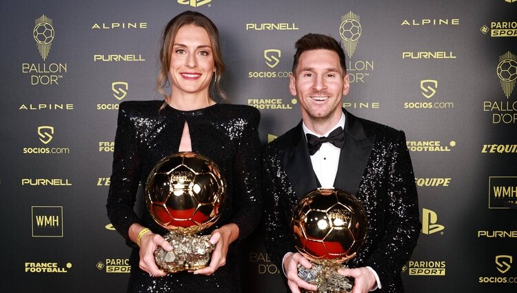 Alexia Putellas y Leo Messi con sus Balones de Oro 2021