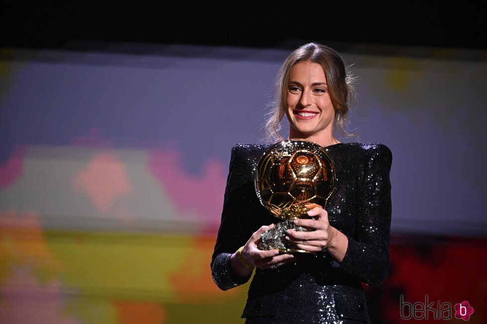 Alexia Putellas con su Balón de Oro 2021