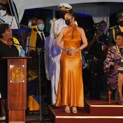 Mia Mottley, Rihanna y Sandra Mason en la ceremonia en la que Barbados se convirtió en una república