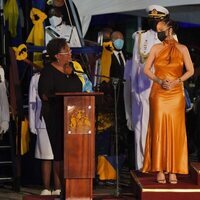 Mia Mottley, Rihanna y Sandra Mason en la ceremonia en la que Barbados se convirtió en una república