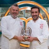 Miki Nadal y Juanma Castaño posan con su premio como ganadores de 'Masterchef Celebrity 6'