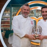 Miki Nadal y Juanma Castaño posan con su premio como ganadores de 'Masterchef Celebrity 6'