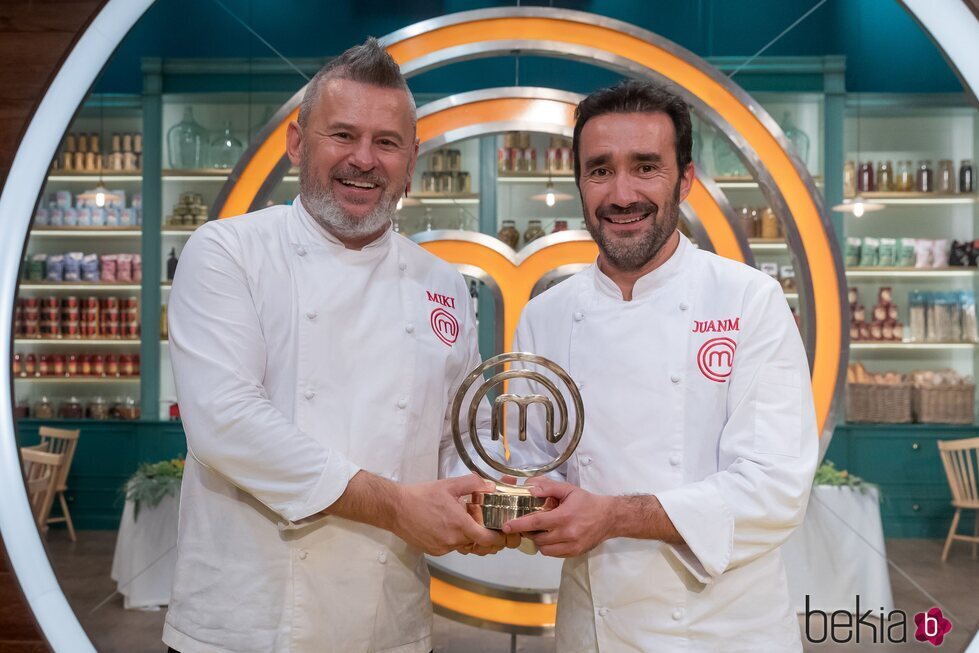 Miki Nadal y Juanma Castaño posan con su premio como ganadores de 'Masterchef Celebrity 6'