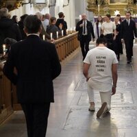 Un hombre protesta pacíficamente ante Victoria y Daniel de Suecia en la Iglesia de San Pedro de Malmö