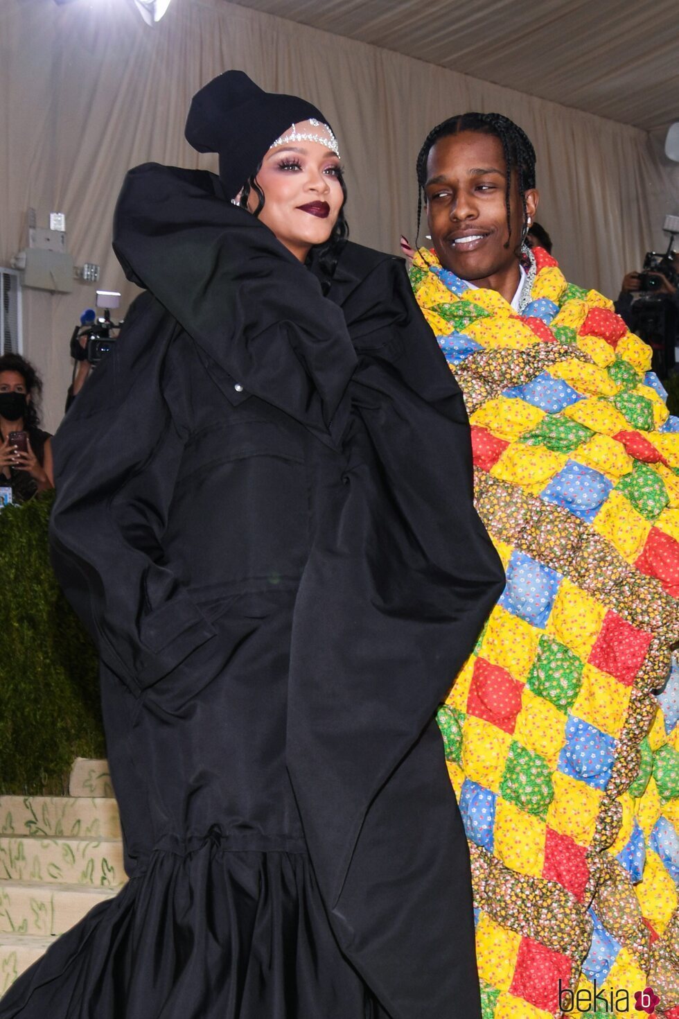 Rihanna y ASAP Rocky posando juntos en la MET Gala 2021