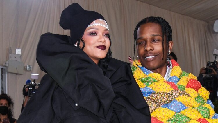 Rihanna y ASAP Rocky posando juntos en la MET Gala 2021