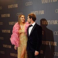 Rosanna Zanetti y David Bisbal compartiendo una mirada cómplice en el Premio Personaje del Año Vanity Fair 2021