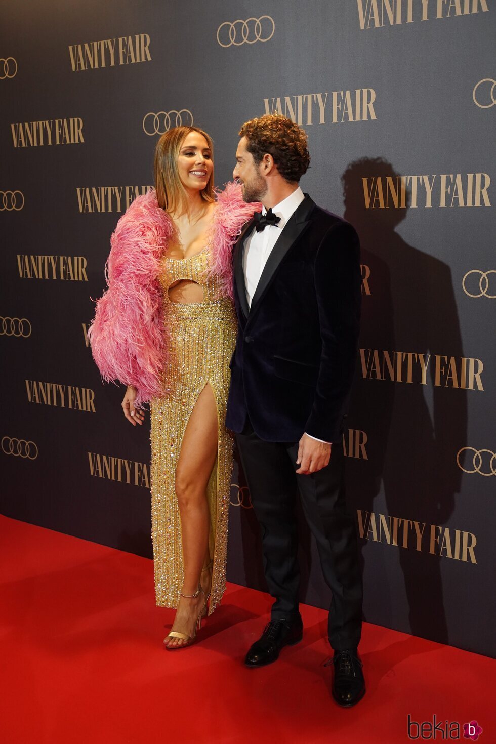 Rosanna Zanetti y David Bisbal compartiendo una mirada cómplice en el Premio Personaje del Año Vanity Fair 2021