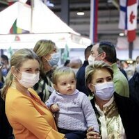 Stéphanie de Luxemburgo con su hijo Charles de Luxemburgo y la Gran Duquesa de Luxemburgo en el Bazar Internacional de Luxemburgo