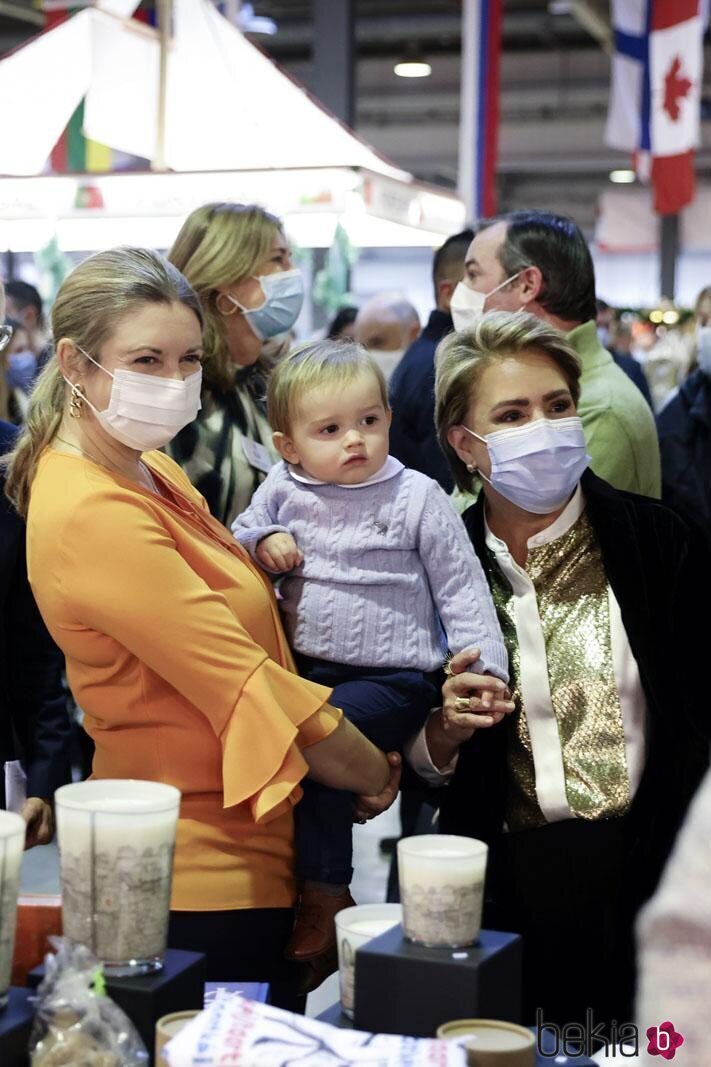 Stéphanie de Luxemburgo con su hijo Charles de Luxemburgo y la Gran Duquesa de Luxemburgo en el Bazar Internacional de Luxemburgo