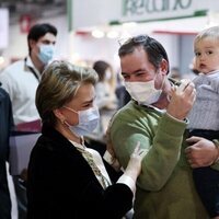 María Teresa de Luxemburgo, Guillermo de Luxemburgo y Charles de Luxemburgo en el Bazar Internacional de Luxemburgo