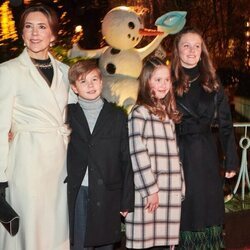 Mary de Dinamarca con sus hijos Isabel, Vicente y Josefina de Dinamarca en el estreno del ballet 'La Reina de las Nieves'