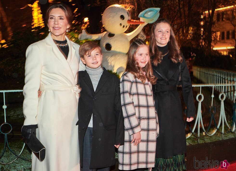 Mary de Dinamarca con sus hijos Isabel, Vicente y Josefina de Dinamarca en el estreno del ballet 'La Reina de las Nieves'