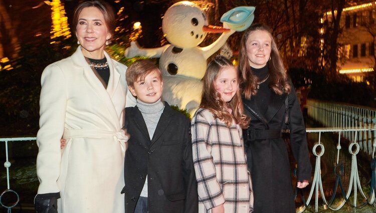 Mary de Dinamarca con sus hijos Isabel, Vicente y Josefina de Dinamarca en el estreno del ballet 'La Reina de las Nieves'