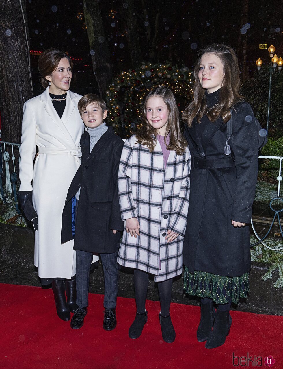 Mary de Dinamarca con sus hijos Vicente, Josefina e Isabel de Dinamarca en el estreno del ballet 'La Reina de las Nieves'