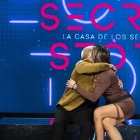 Miguel Frigenti y Cristina Porta se abrazan en la gala 12 de 'Secret Story'