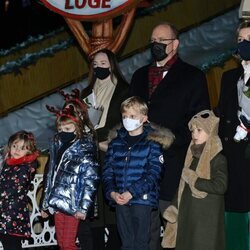 Carolina y Alberto de Mónaco con los pequeños Jacques y Gabriella de Mónaco inaugurando la Navidad