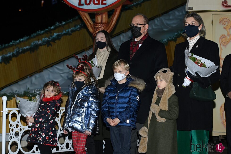 Carolina y Alberto de Mónaco con los pequeños Jacques y Gabriella de Mónaco inaugurando la Navidad