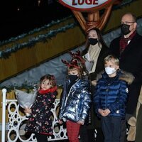 Carolina y Alberto de Mónaco con los pequeños Jacques y Gabriella de Mónaco inaugurando la Navidad