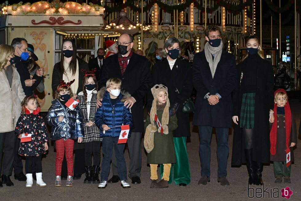 Carolina y Alberto de Mónaco con Beatrice Borromeo y Pierre Casiraghi junto a los niños de la familia inaugurando la Navidad