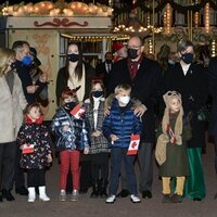 Carolina y Alberto de Mónaco con Beatrice Borromeo y Pierre Casiraghi junto a los niños de la familia inaugurando la Navidad