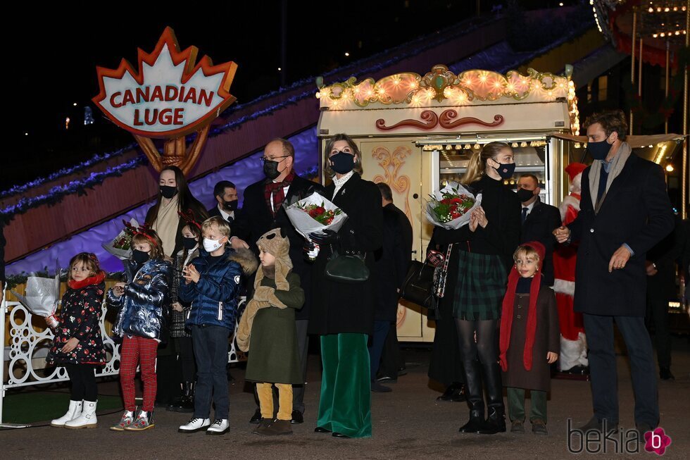 Carolina y Alberto de Mónaco, Beatrice Borromeo, Pierre Casiraghi e hijos en la inauguración de la Navidad