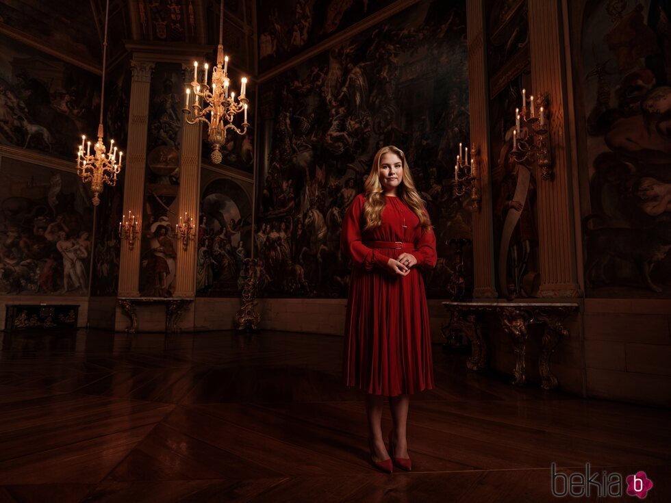 Amalia de Holanda en el Palacio Huis ten Bosch en un posado por su 18 cumpleaños