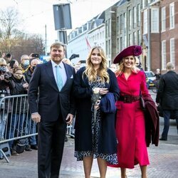 Amalia de Holanda con sus padres en su entrada en el Consejo de Estado