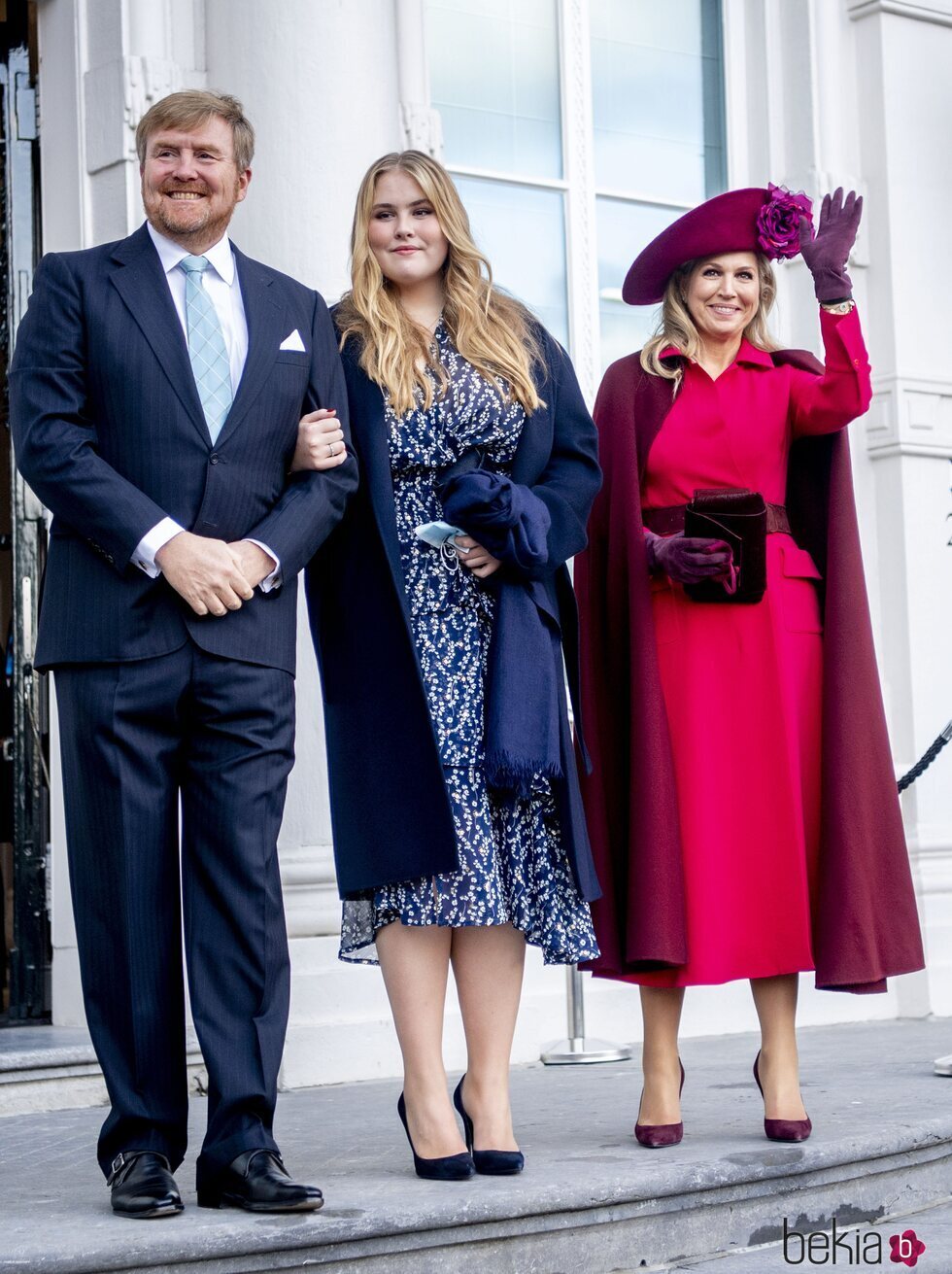 Amalia de Holanda con Guillermo Alejandro y Máxima de Holanda en el Palacio Kneuterdijk para su entrada en el Consejo de Estado