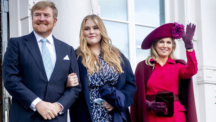 Amalia de Holanda con Guillermo Alejandro y Máxima de Holanda en el Palacio Kneuterdijk para su entrada en el Consejo de Estado