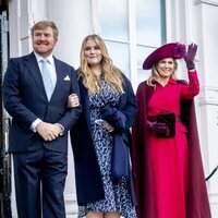 Amalia de Holanda con Guillermo Alejandro y Máxima de Holanda en el Palacio Kneuterdijk para su entrada en el Consejo de Estado