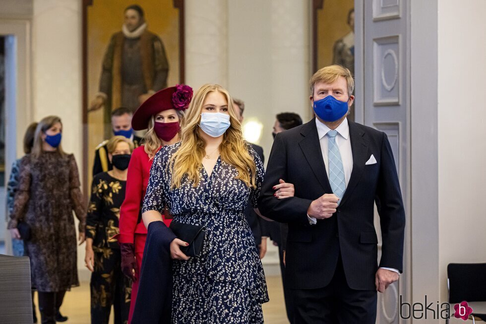 Amalia de Holanda, del brazo de Guillermo Alejandro de Holanda en su entrada en el Consejo de Estado