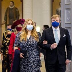 Amalia de Holanda, del brazo de Guillermo Alejandro de Holanda en su entrada en el Consejo de Estado