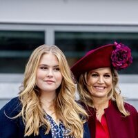 Amalia de Holanda con Máxima de Holanda en su entrada en el Consejo de Estado