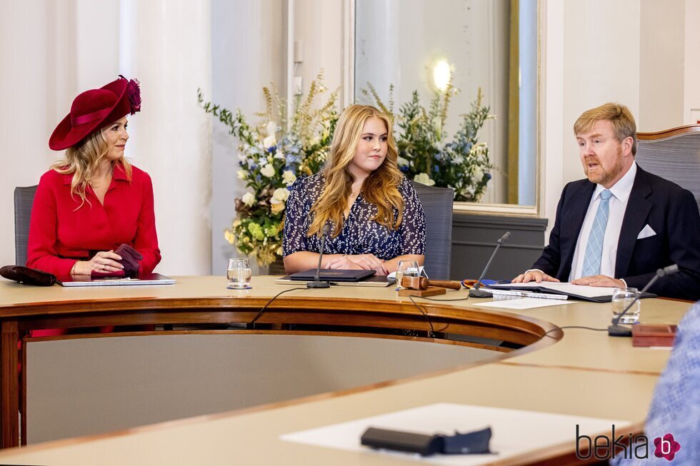 Guillermo Alejandro de Holanda presenta a Amalia de Holanda en el Consejo de Estado en presencia de Máxima de Holanda