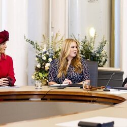 Amalia de Holanda con Guillermo Alejandro y Máxima de Holanda en su primer discurso por su entrada en el Consejo de Estado