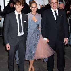 Sarah Jessica Parker con su marido Matthew Broderick y su hijo en la presentación de 'And just like that'