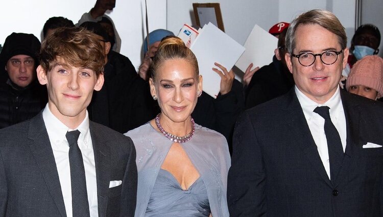 Sarah Jessica Parker con su marido Matthew Broderick y su hijo en la presentación de 'And just like that'