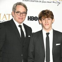 Matthew Broderick y su hijo en la presentación de 'And just like that'