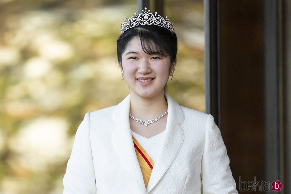 Aiko de Japón con tiara en la ceremonia por su mayoría de edad