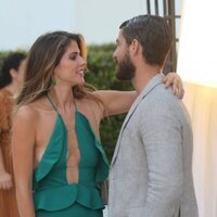 Maxi Iglesias y Stephanie Cayo compartiendo miradas en el Festival de Cine de Málaga 2021