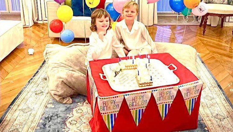 Jacques y Gabriella de Mónaco con la tarta de su 7 cumpleaños