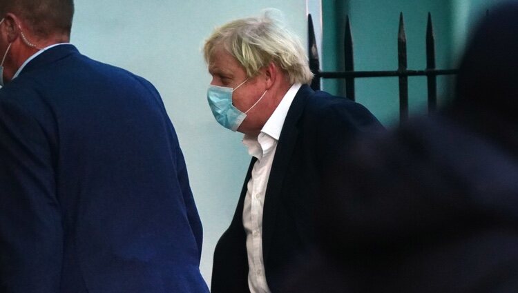 Boris Johnson, yendo al hospital para estar con Carrie Symonds y su hija recién nacida