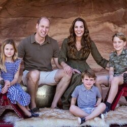 El Príncipe Guillermo y Kate Middleton con sus hijos en Jordania