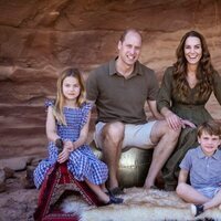 El Príncipe Guillermo y Kate Middleton con sus hijos en Jordania