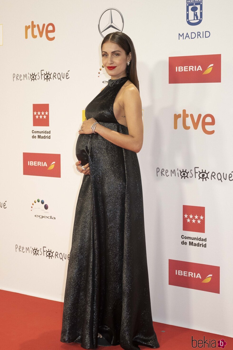 Hiba Abouk posando embarazada en los Premios Forqué 2021