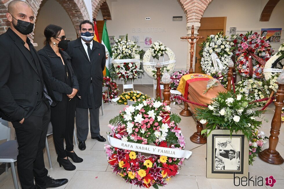 Familiares y amigos de Manolo Santana en su capilla ardiente de Marbella